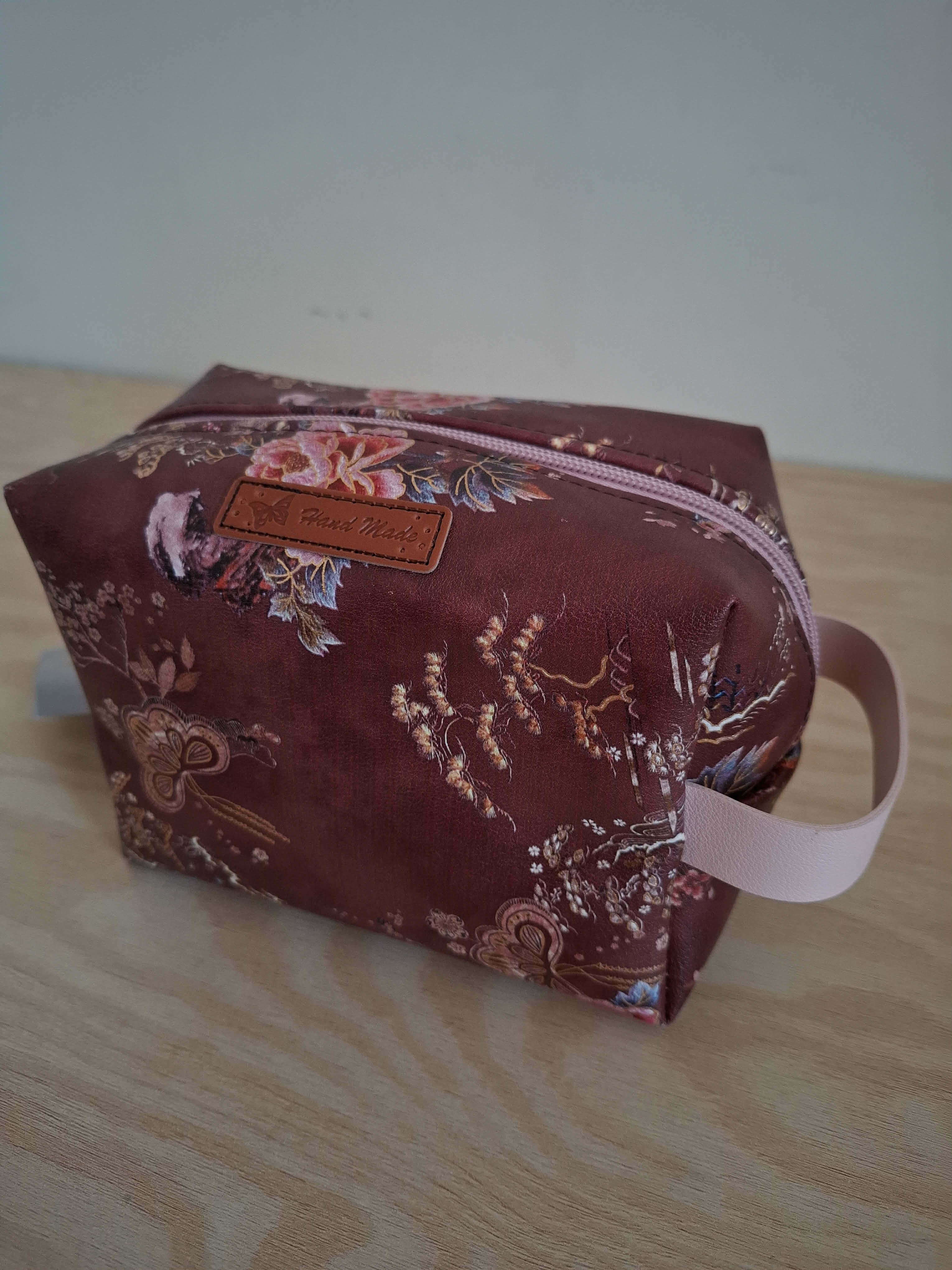 Kosmetická taška Červené květy