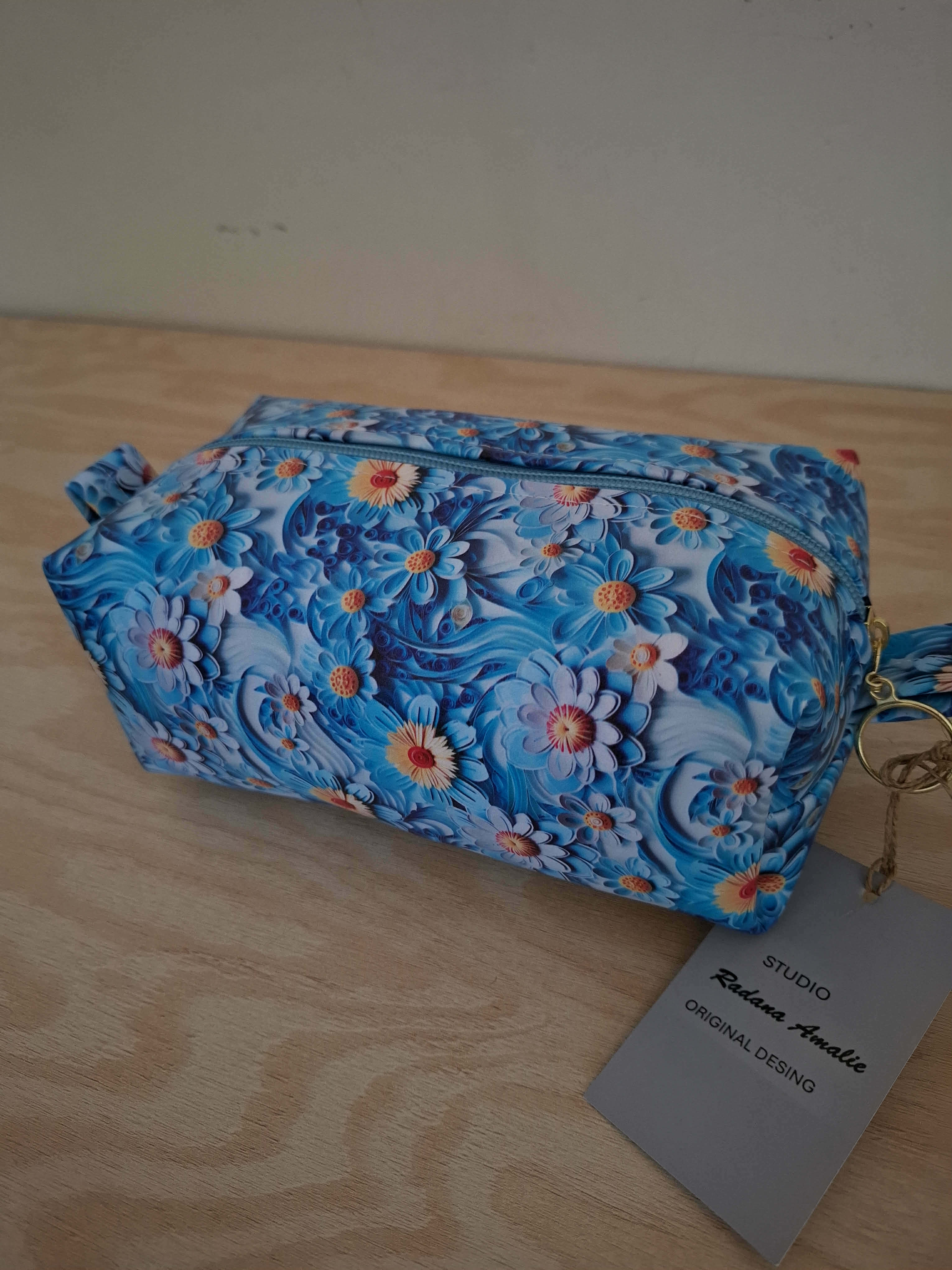 Kosmetická taška Modré květy